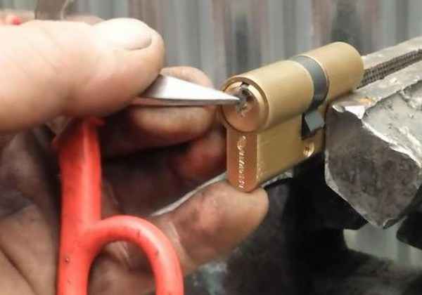 Как извлечь обломок ключа из замка при помощи ножниц