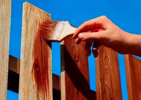Чем покрасить деревянный забор  вместо краски - топ 5 составов