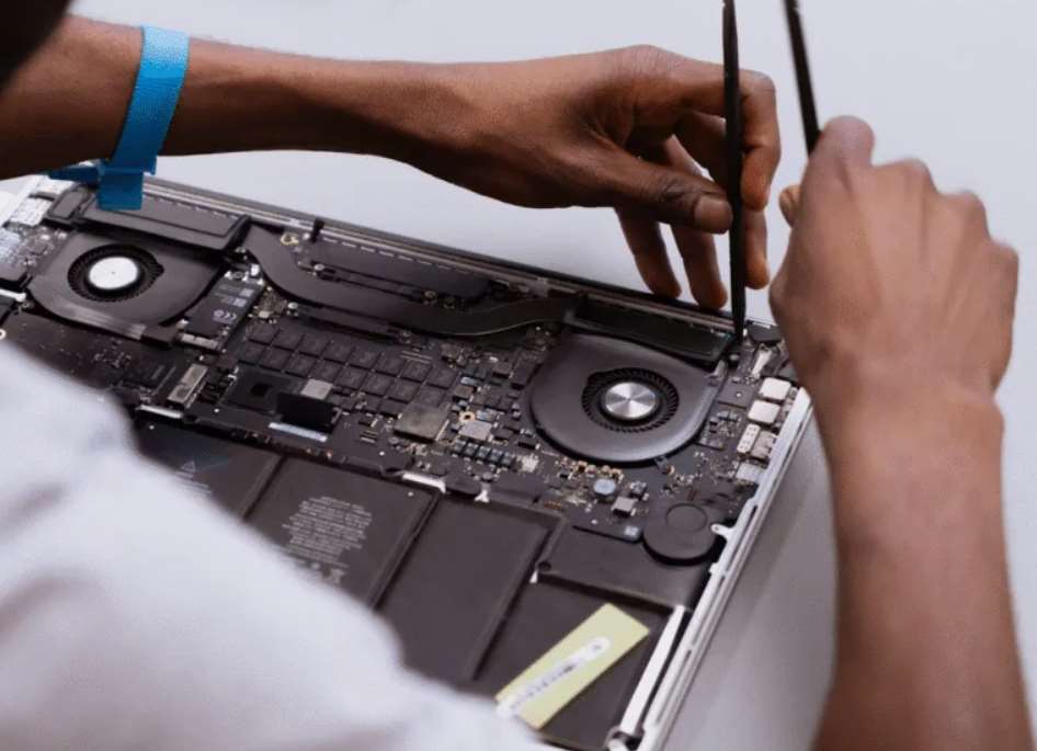 Самые распространённые поломки экрана MacBook: от «битых пикселей» до «паутины» Самые распространённые поломки экрана MacBook: от «битых пикселей» до «паутины»